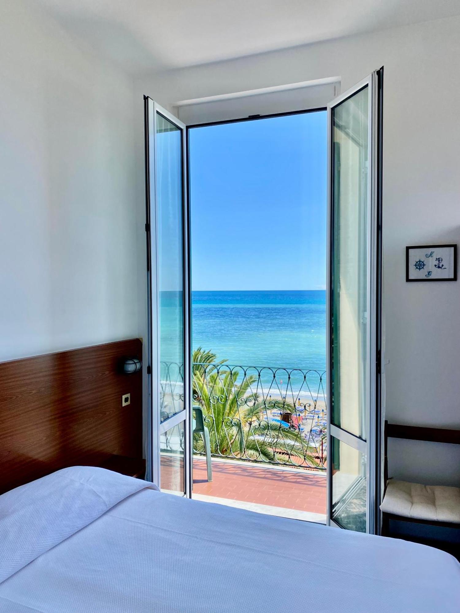 Hotel Gambone Finale Ligure Exteriör bild